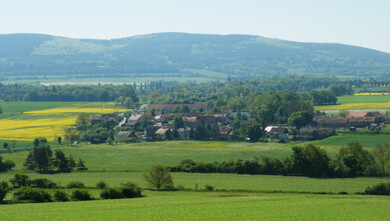 Lážovice, v pozadí Brdy